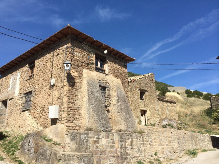 Immer mehr Häuser werden saniert. Arrés hat die Chance, die Verheerungen der industriellen Landwirtschaft mit Tourismus und als Pilgerstation zu überleben.