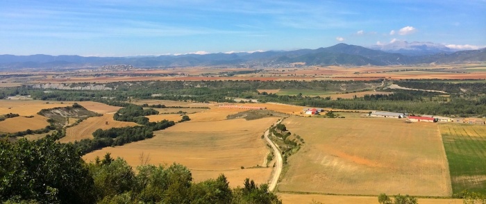 Die Pyrenäen dominieren das Tal des Aragón. Blick vom Jakobsweg kurz vor Arrés.
