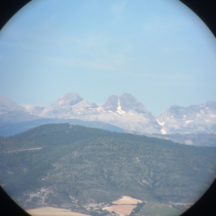 Ein Blick durch's Fernglas samt digiscop-Bild macht sicher: genau diese Berge habe ich vor zwei Tagen von der anderen Seite er fotografiert.