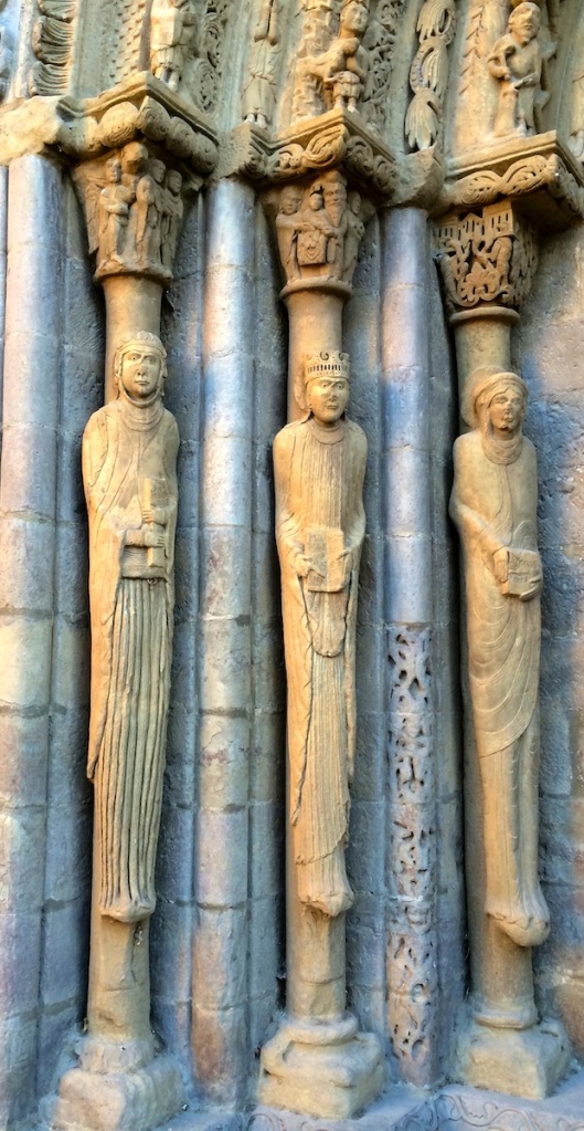 Drei Frauenfiguren an der Archivolte der Kathedrale in Sangüesa 