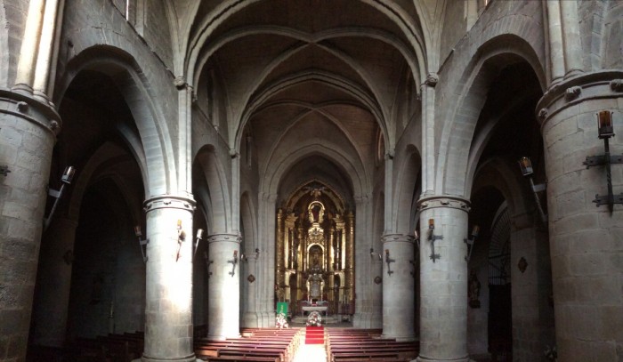 Das Innere der im romanischen Stil begonnenen Kirche des Hl. Jakob, deren Abschluss dann bereits gotische Elemente enthielt.