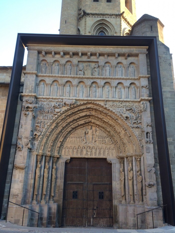 Das unvergleichlich schöne Portal der Kathedrale Santa María de Real. Mit konkreten Hinweisen: die ewige Verdammnis (im Bild rechts von Christus) droht. Also auf nach Santiago!