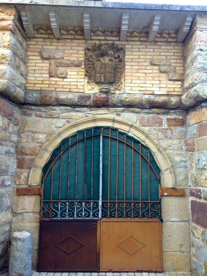 Ein prunkvolles Portal inmitten einer heute - eher unbedeutenden - Gemeinde am Jakobsweg. Aber vor hunderten von Jahren war Monreal eine wichtige Station auf dem Weg nach Santiago.